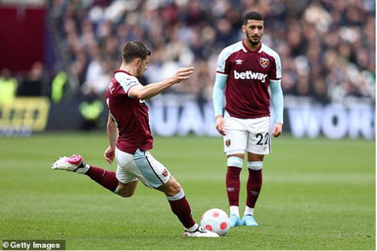 Siêu phẩm đá phạt thành bàn của Aaron Creswell mở tỷ số cho West Ham