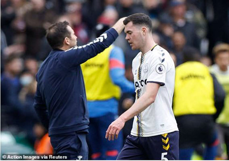 HLV Frank Lampard xoa đầu an ủi cậu học trò Michael Keane