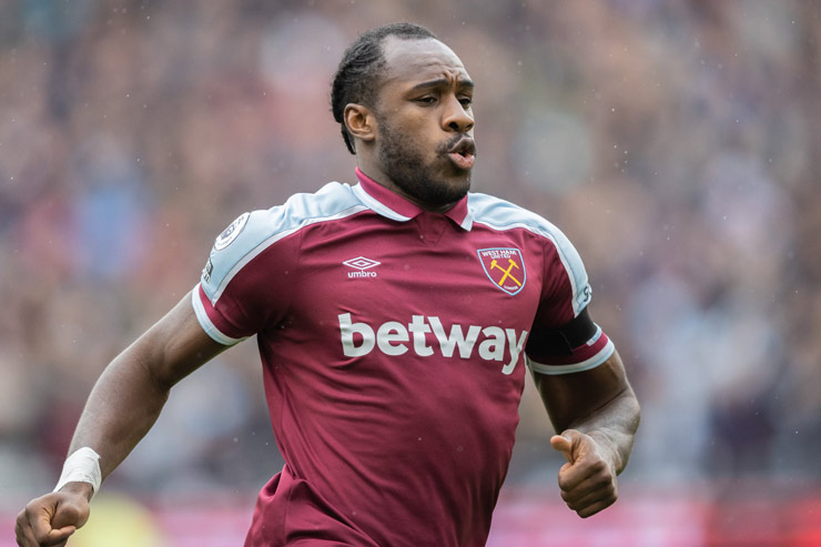 Michail Antonio sớm có pha dứt điểm đáng chú ý