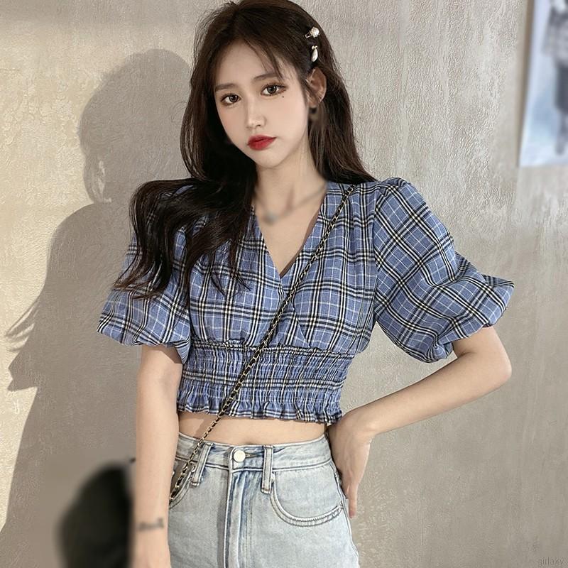 Croptop là trang phục được các cô gái sử dụng rộng rãi vào mùa hè.