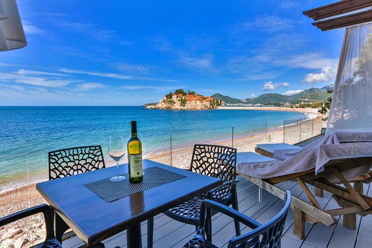 14. Sveti Stefan còn đặc biệt nổi tiếng với làng chài cùng tên, đẹp như tranh với những ngôi nhà từ thế kỷ thứ 15.&nbsp;
