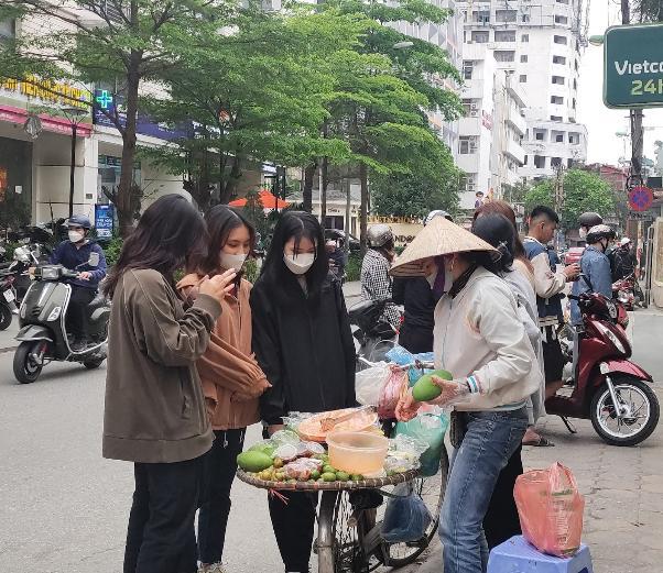 Với các gánh/xe hàng rong, loại trái cây này được bán theo gram, với giá từ 15.000 - 18.000 đồng/lạng tùy loại.