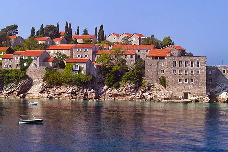 8. Sveti Stefan cũng là tên của một thị trấn khá mới, trước đây nó vốn là nơi ở mùa hè của Nữ hoàng Maria nước Nam Tư.&nbsp;
