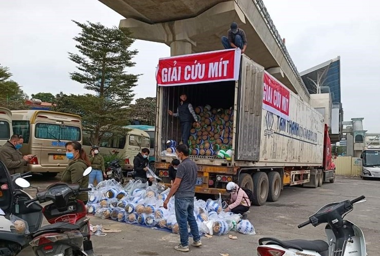 Hàng tấn mít, thanh long, chuối, dưa hấu được "giải cứu" rầm rộ trong thời gian qua, thu hút sự quan tâm của nhiều người.