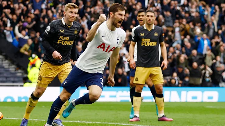 Tottenham (áo trắng) đại thắng Newcastle