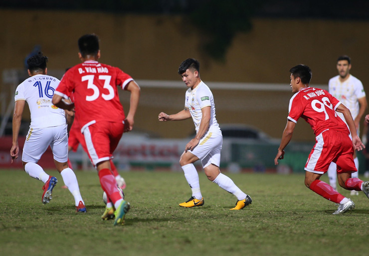 Quang Hải (giày vàng) chơi năng nổ, nhiệt huyết trong trận đấu cuối cùng cho Hà Nội FC