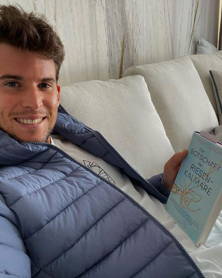 Dominic Thiem giải khuây khi cách ly điều trị Covid-19 bằng cách đọc sách