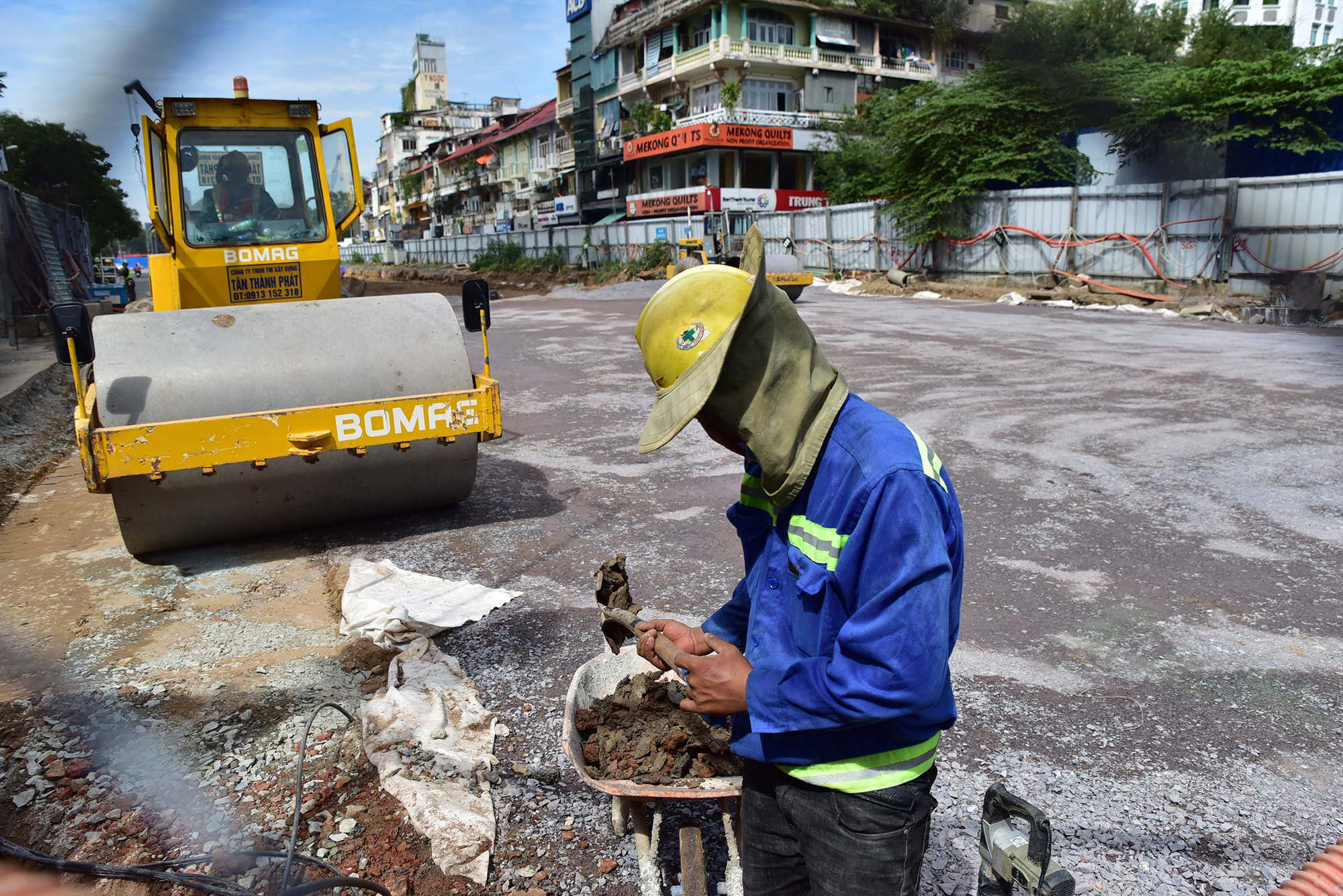 Bên trong rào chắn công nhân, máy móc thi công hối hả, phần đường giao cắt đường Lê Lợi xe cộ được điều tiết để đảm bảo lưu thông không bị ùn tắc kéo dài.