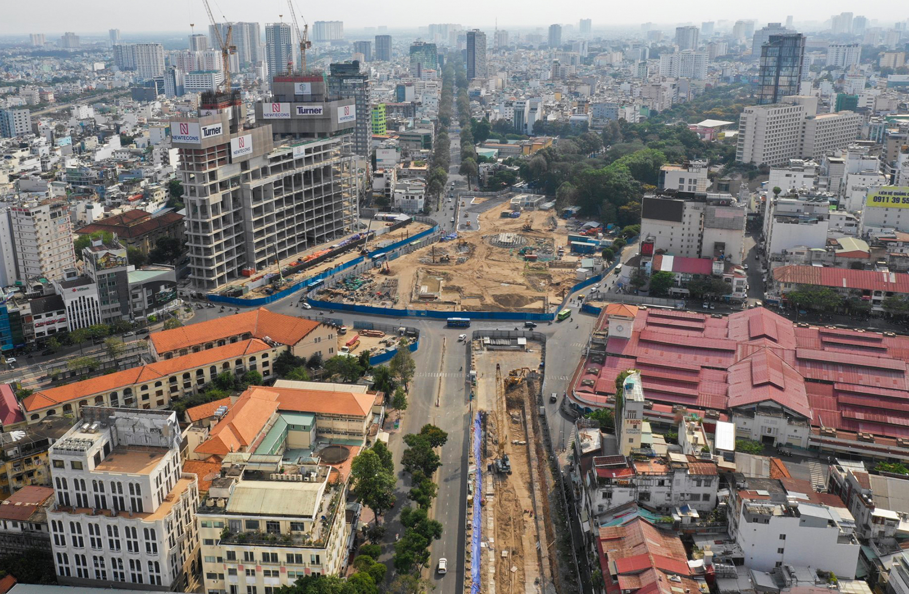 Khu vực mặt bằng trước đây hiện rõ phía trước chợ Bến Thành trong những ngày đầu tháng 4.&nbsp;