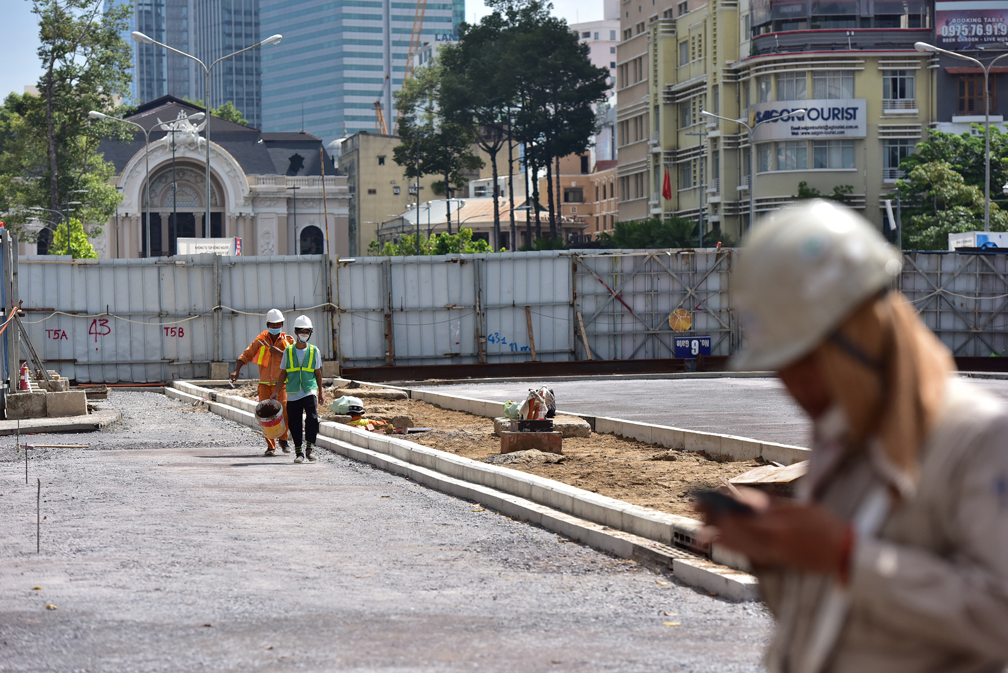 Dải phân cách giữa hai chiều, bó vỉa hè hoàn thành cùng hệ thống thoát nước, trụ đèn chiếu sáng đã được lắp đặt.