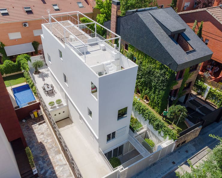 Ngôi nhà được xây dựng trong một khu đất dài hẹp trong một khu dân cư yên tĩnh ở Madrid (Tây Ban Nha), và đã không được sử dụng trong nhiều năm do tỷ lệ khác thường của nó.
