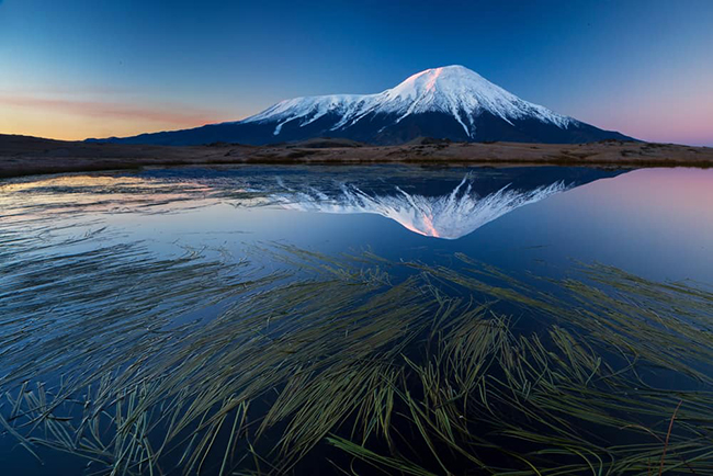 Kamchatka - bán đảo núi lửa rộng lớn: Những người thích phiêu lưu sẽ thích Kamchatka, một vùng bán đảo rộng lớn ở phía bắc nước Nga rất thu hút du khách bởi những ngọn núi lửa hùng vĩ&nbsp;và phong cảnh thanh tao.
