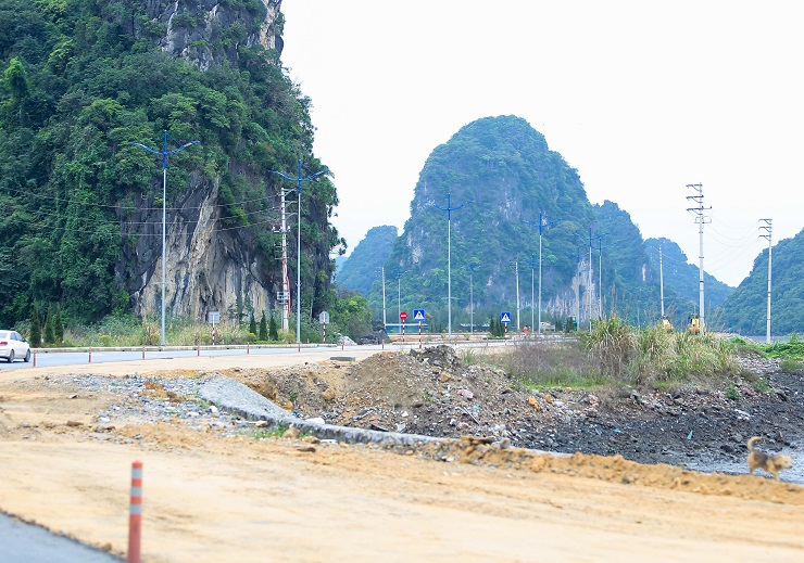 Việc đầu tư đường hầm xuyên núi thay cho việc xẻ núi làm đường được đánh giá sẽ làm giảm thiểu tác động tới môi trường, giữ gìn cảnh quan bên bờ vịnh Hạ Long và Bái Tử Long. Bên trong đường hầm được phân làn cho phương tiện qua lại do ống hầm còn lại đang được hoàn thiện một số phần việc.
