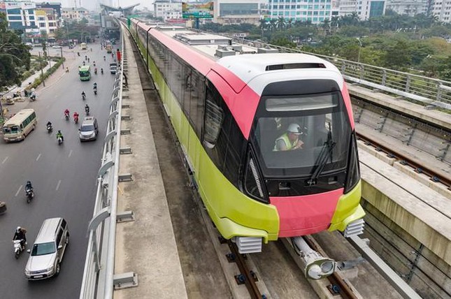 Đoàn tàu metro tại tuyến số 3 đoạn Nhổn - ga Hà Nội