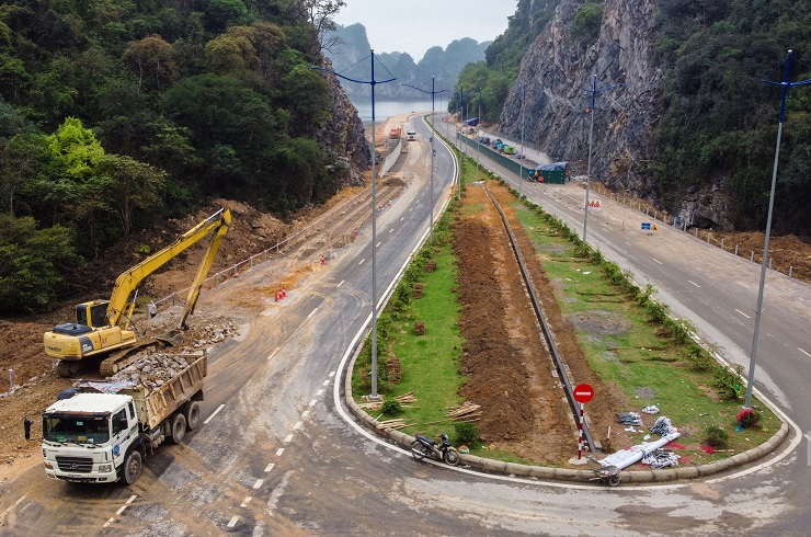 Đồng thời, tuyến đường góp phần giảm tải lưu lượng giao thông cho quốc lộ 18, tăng cường kết nối du lịch giữa 2 đô thị lớn của tỉnh là Hạ Long - Cẩm Phả, khai thác các tiềm năng về đất đai trong khu vực tuyến đi qua.
