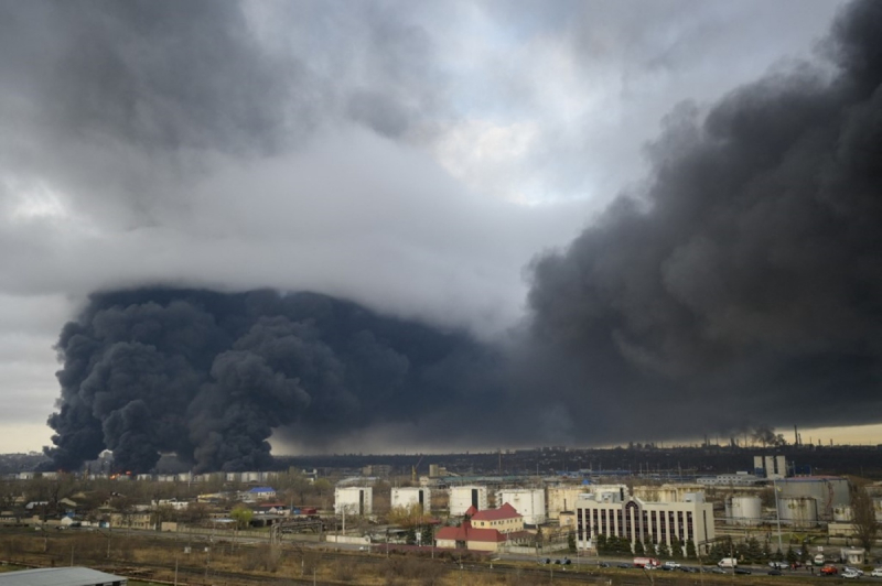 Cột khói đen bốc lên ở Odessa sau đợt không kích ngày 3.4 của quân đội Nga (ảnh: Daily Mail)