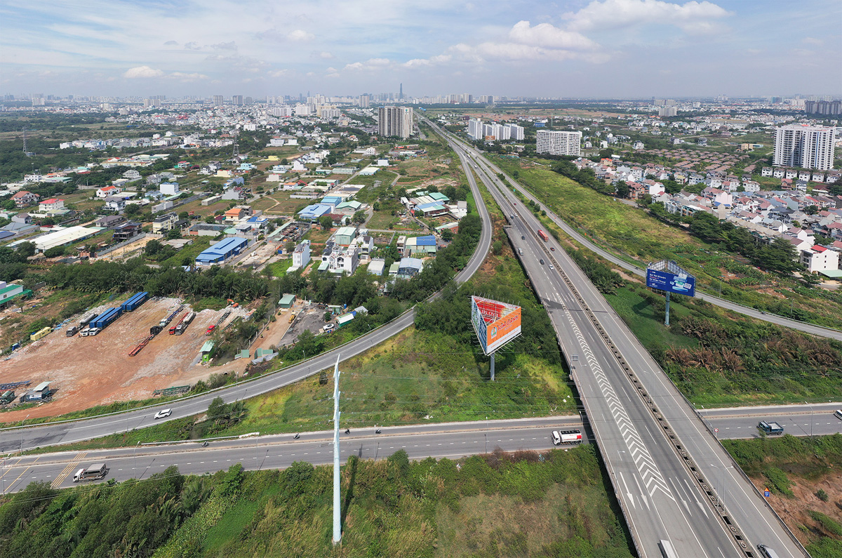 Hiện tại, đường chui gầm cầu Bà Dạt (phường An Phú) đang xây dựng dở dang, phần dẫn vào đường còn vướng mặt bằng chưa được giải toả. Đoạn cuối dự án nối đường Vành đai 2 (phường Phú Hữu) cũng trong cảnh tương tự.