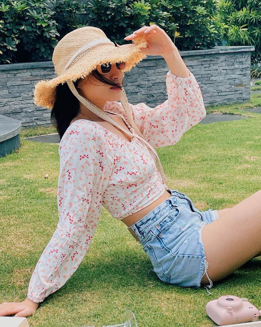 Lương Thùy Linh diện hot pants kết hợp với áo croptop.