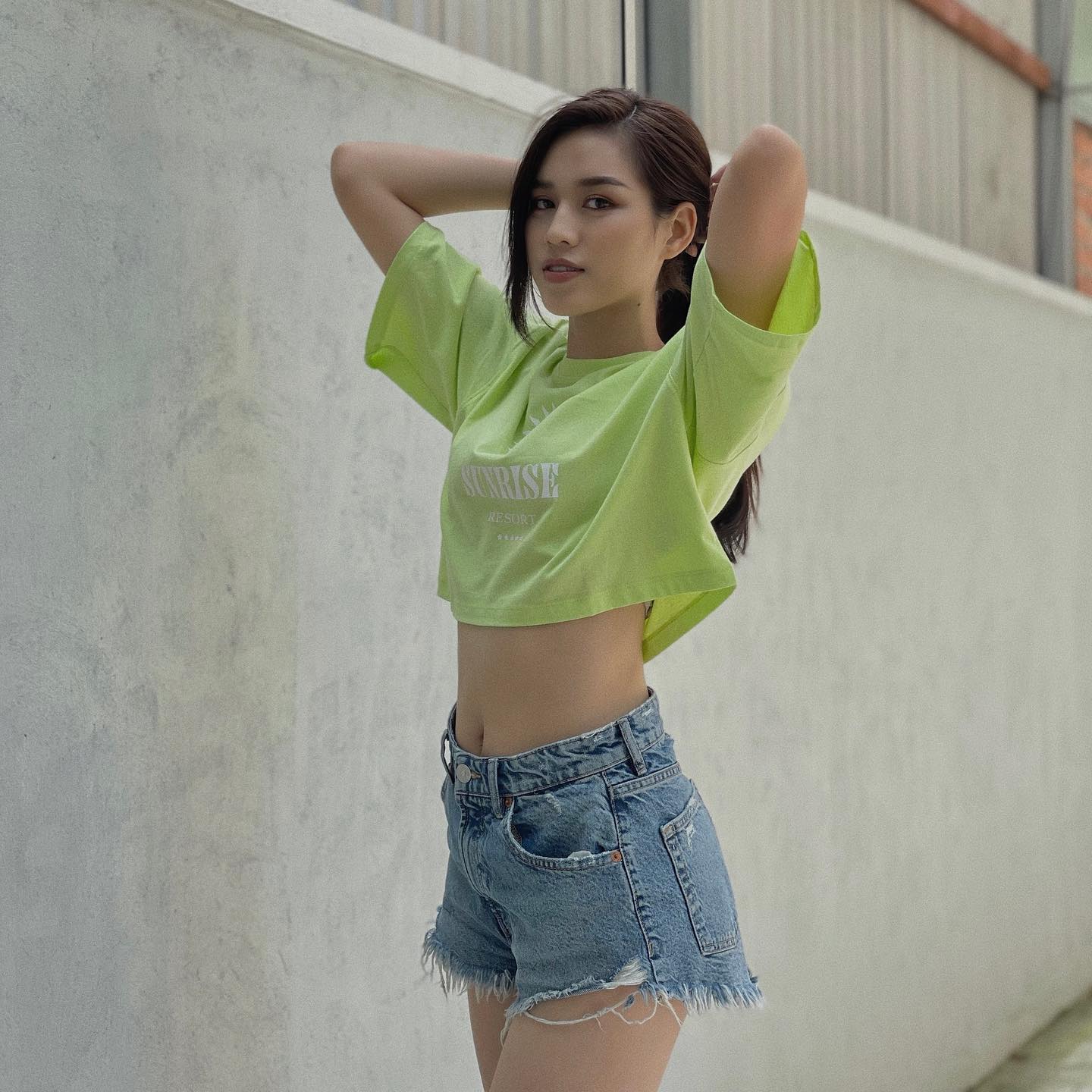 Cũng chọn croptop nhưng Đỗ Thị Hà lại diện item có phần năng động hơn.