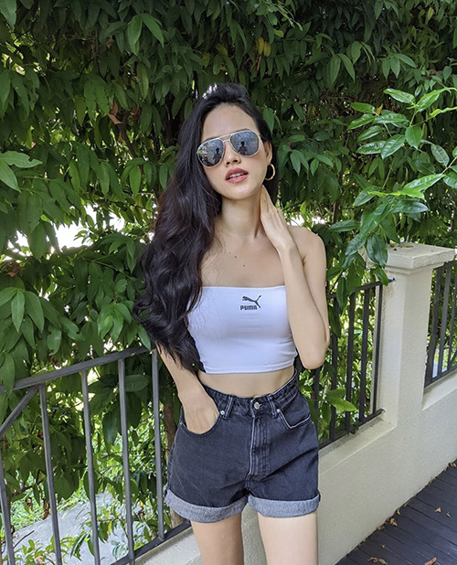 Tuyết Lan diện áo quây dáng croptop kết hợp với hot pants cạp cao.