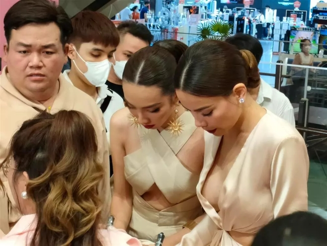 Hồi cuối tháng 2, khi tham gia một sự kiện giải trí với sự góp mặt của Hoa hậu Thùy Tiên, Hồ Ngọc Hà táo bạo lựa chọn bộ trang phục cắt xẻ khoe khéo vòng 1 căng tràn.
