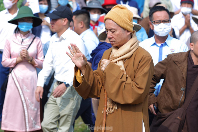 Trước khi phóng sinh, nhà chùa cũng đã cúng thí thực, cầu siêu cho hương linh bị đuối nước, cầu an cho phật tử và nhân dân.