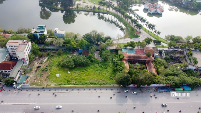 Theo ghi nhận của Người Đưa Tin, xung quanh khu đất 161 Yên Phụ (quận Tây Hồ, Tp.Hà Nội) đối diện khách sạn Thắng Lợi đã xuất hiện loạt hàng rào mới, ghi tên Tân Hoàng Minh - Ngọc Linh sau khi "đắp chiếu" trong nhiều năm.