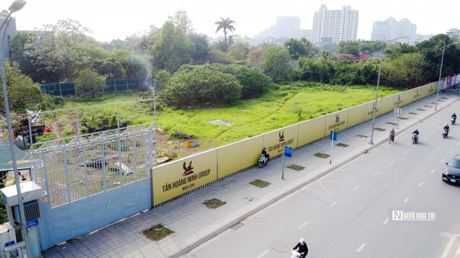 Tại khu đất rộng 0,38ha nói trên hiện có tường rào mới có tên Tân Hoàng Minh - Ngọc Linh và chưa có bảng công bố thông tin dự án.