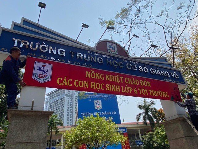 Hơn 1 triệu học sinh Thủ đô đến trường: Dậy từ tờ mờ sáng, mua hoa tươi trưng lớp - 2