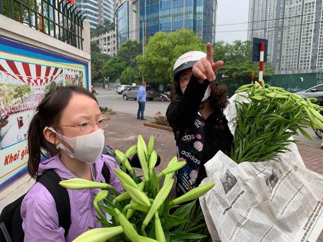 Hơn 1 triệu học sinh Thủ đô đến trường: Dậy từ tờ mờ sáng, mua hoa tươi trưng lớp - 32