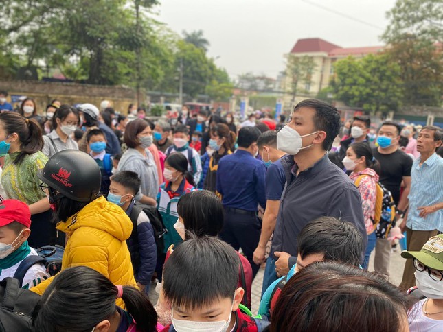 Hơn 1 triệu học sinh Thủ đô đến trường: Dậy từ tờ mờ sáng, mua hoa tươi trưng lớp - 18