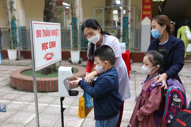 Hơn 1 triệu học sinh Thủ đô đến trường: Dậy từ tờ mờ sáng, mua hoa tươi trưng lớp - 23