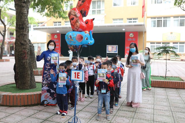 Hơn 1 triệu học sinh Thủ đô đến trường: Dậy từ tờ mờ sáng, mua hoa tươi trưng lớp - 26