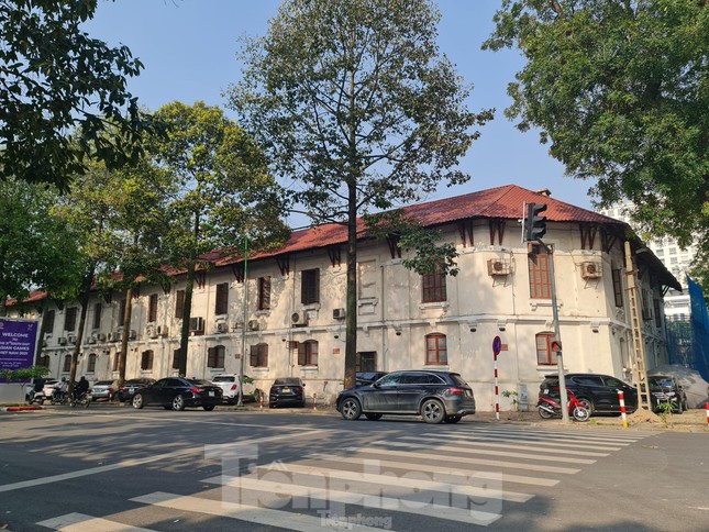 Tòa nhà cổ ở 61 Trần Phú đang bị phá dỡ để thi công công trình. Ảnh: Hiểu Minh