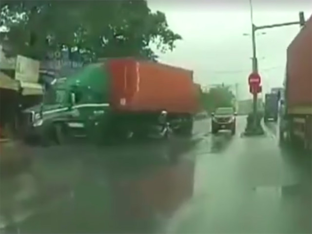 Tài xế container đánh lái cực chính xác né xe máy sang đường ẩu