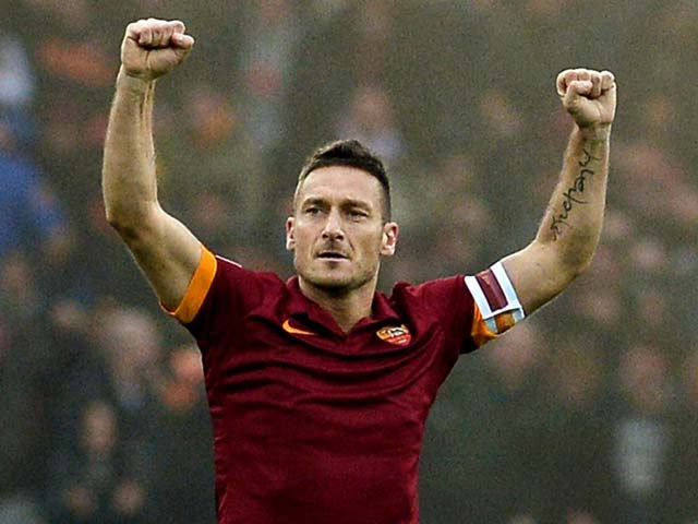 Huyền thoại Totti đá phủi ghi 4 siêu phẩm, đàn em há hốc mồm