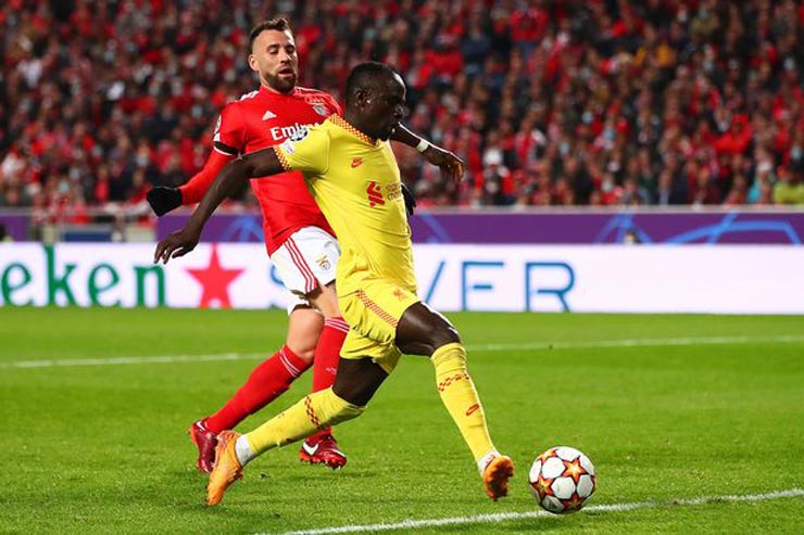 Sadio Mane (áo vàng) ghi bàn vào lưới Benfica ở Lisbon