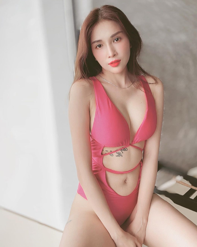 Người đẹp sinh năm 1987 ưa chuộng những mẫu mốt bikini khoe được vóc dáng, tôn lợi thế vòng một.
