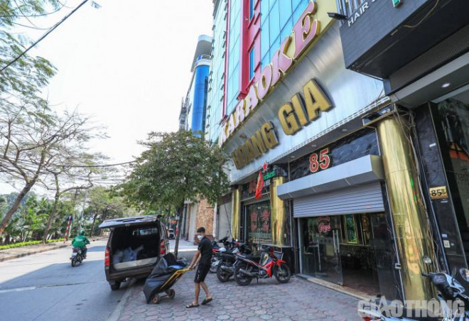 Theo ghi nhận của PV tại quán karaoke Hoàng Gia trên đường Nguyễn Khang (quận Cầu Giấy, Hà Nội), công tác chuẩn bị đón khách đang được các nhân viên gấp rút thực hiện.
