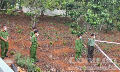 Đại tá Trần Minh Tiến, Giám đốc Công an tỉnh Lâm Đồng (đầu tiên bên phải) có mặt hiện trường chỉ đạo công tác điều tra