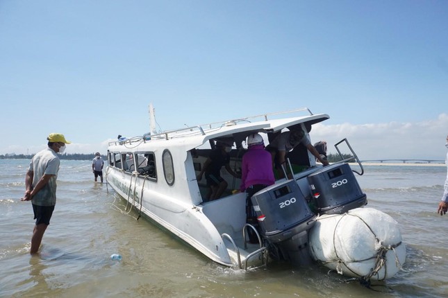 Ca nô du lịch bị lật trên biển Cửa Đại khiến 17 người chết xảy ra ngày 26/2.