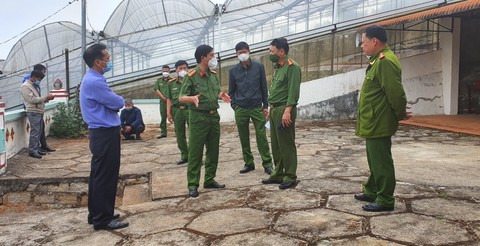 &nbsp;Đại tá Đinh Xuân Huy, Phó Giám đốc Công an tỉnh chỉ đạo phá án tại hiện trường