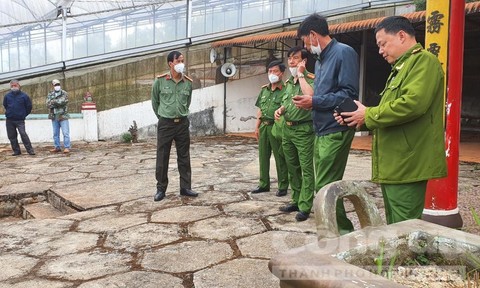 &nbsp;Đại tá Trần Minh Tiến, Giám đốc Công an tỉnh chỉ đạo công tác điều tra tại hiện trường