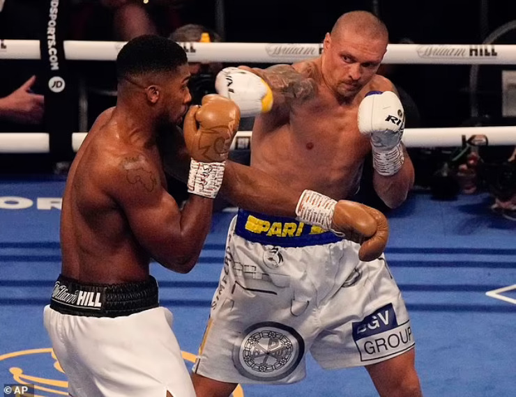 Usyk (phải) muốn tập trung tuyệt đối trước màn tái đấu Joshua (trái)