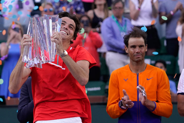 Rafael Nadal vỗ tay chúc mừng đối thủ Taylor Fritz khi thắng mình để vô địch Indian Wells Masters