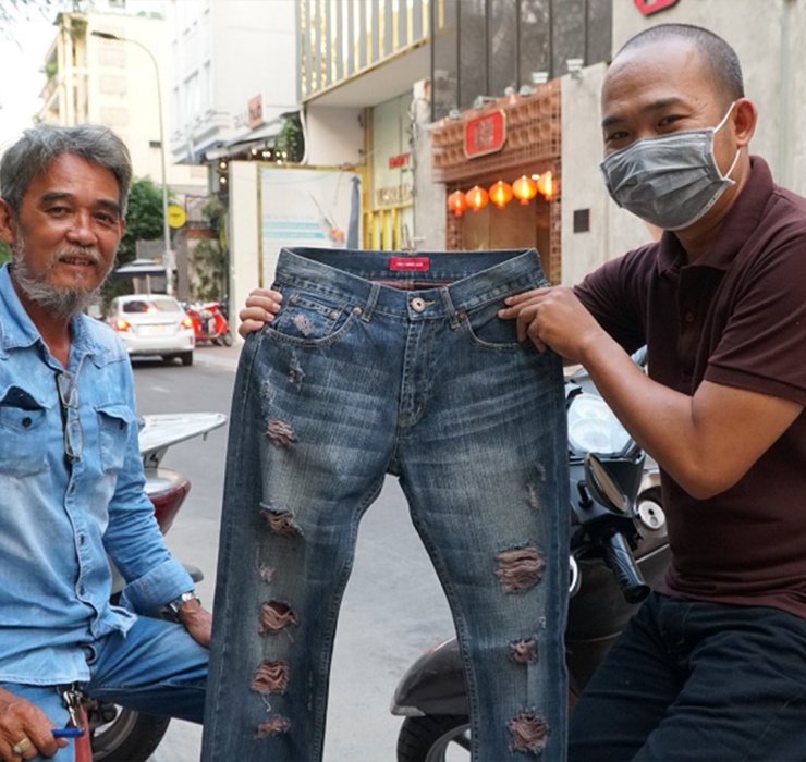 Ở Việt Nam, đôi lúc những cơ hội kiếm tiền lại đến từ những công việc vô cùng kỳ quặc, thậm chí tưởng như chỉ có trong phim. 
