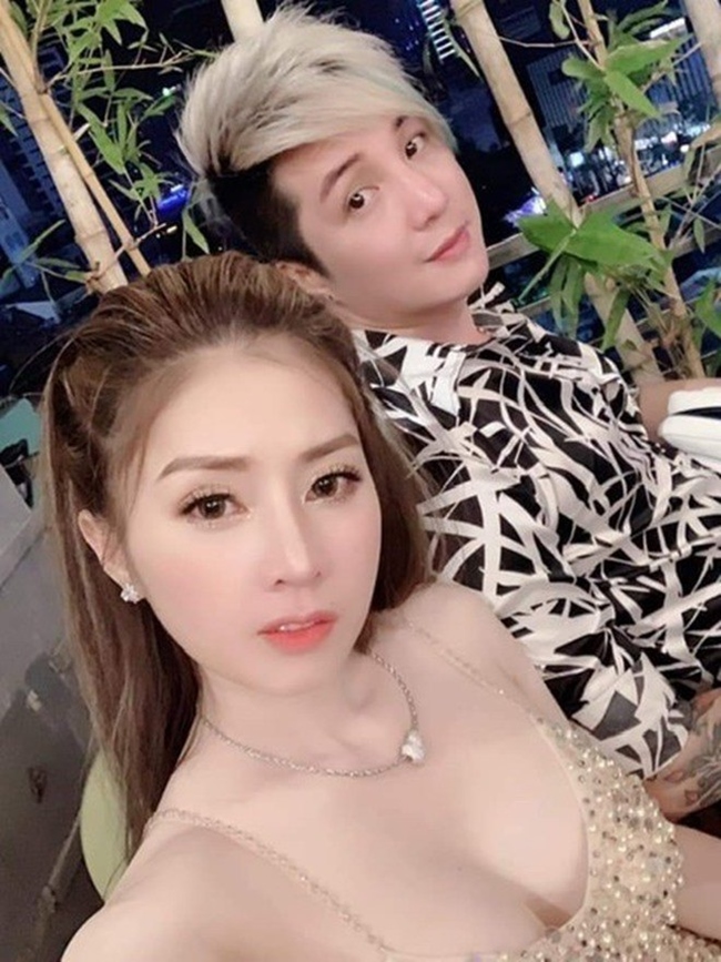 &#34;Chúng tôi không chỉ dừng lại ở mức tìm hiểu và yêu đương. Suốt 17 năm qua, cả hai cùng chia sẻ ngọt bùi, niềm vui, nỗi buồn, trải qua những thăng trầm và luôn cảm thông cho nhau&#34;, Lâm Chấn Khang từng chia sẻ về bà xã.
