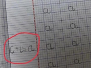 Giáo dục - du học - Cậu nhóc lớp 1 chỉ em gái cách viết chữ &quot;A&quot; không hề có trong SGK, xem xong đến người lớn cũng phải &quot;bái phục&quot;