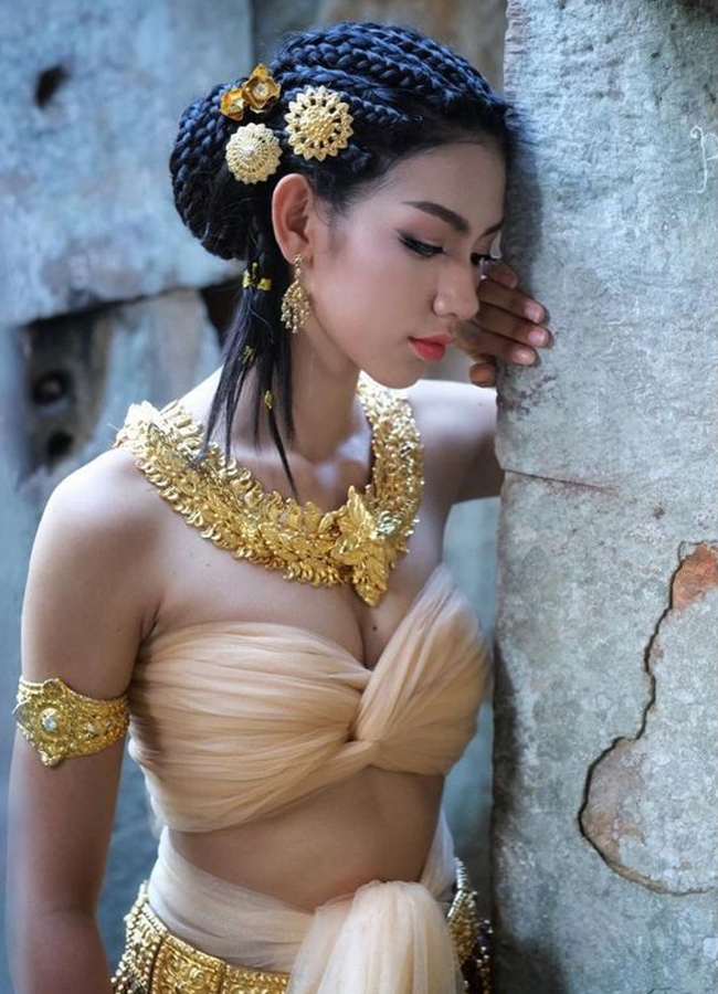 Người phụ nữ Campuchia chuộng mái tóc đen, dài và tôn vinh vẻ đẹp của đôi mắt hình quả hạnh nhân.
