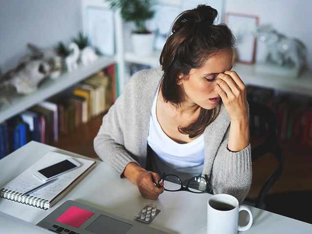 Caffeine trong cà phê là một chất kích thích thần kinh trung ương nên có thể khiến mọi người bị đau đầu và cảm thấy bồn chồn nếu uống lúc đói. Ảnh minh họa.